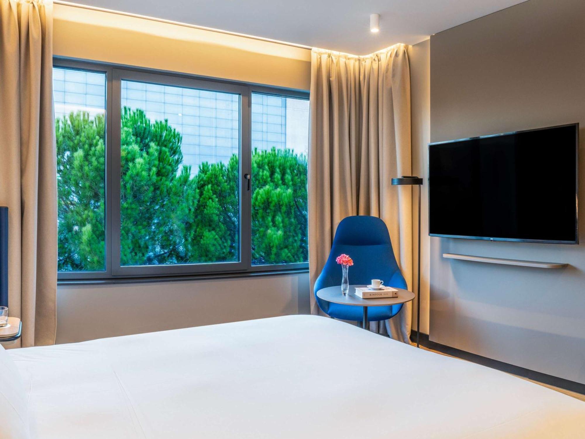 พูลแมน มาดริด แอร์พอร์ต แอนด์ เฟเรีย Hotel ภายนอก รูปภาพ