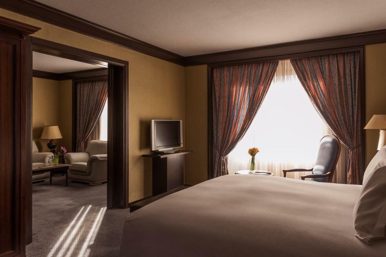 พูลแมน มาดริด แอร์พอร์ต แอนด์ เฟเรีย Hotel ภายนอก รูปภาพ